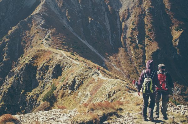 Comment organiser une expédition de trekking pour explorer les montagnes de l'Oural, Russie : itinéraires et équipements ?